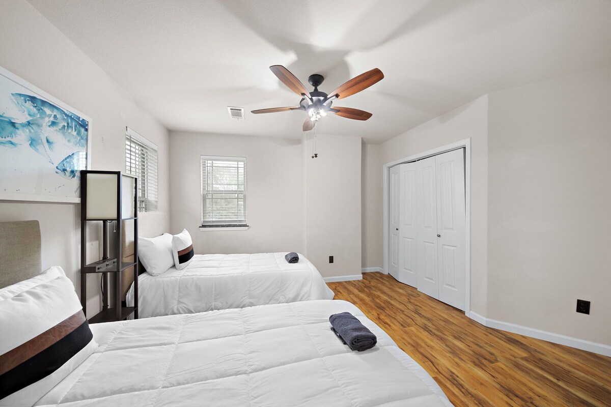 Photo 18 of NEW King Bed Houston Haven w/ Hot Tub!