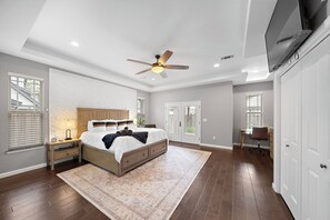 5 bedrooms, desk, iron/ironing board, travel cot - NEW King Bed Houston Haven w/ Hot Tub! (Houston)