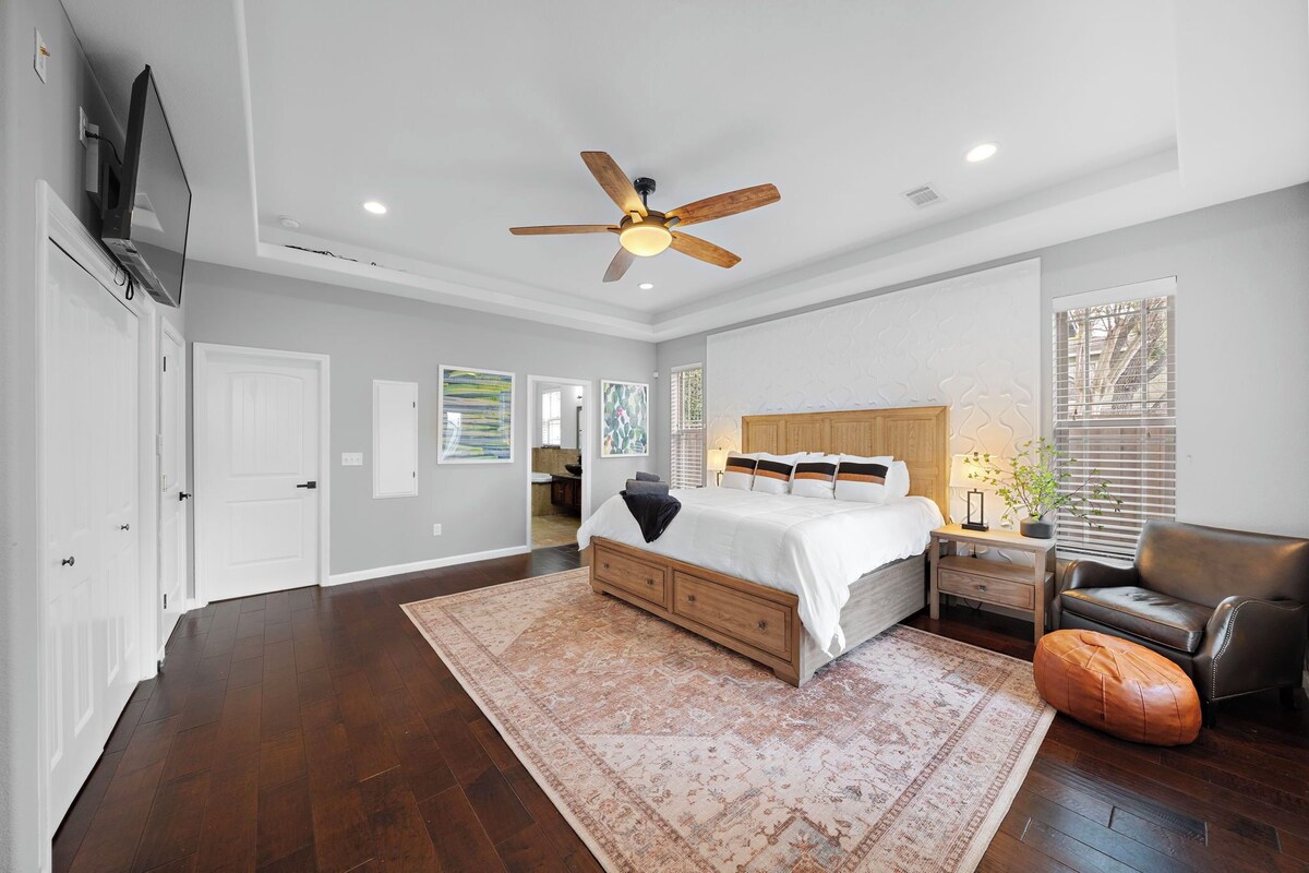 Photo 4 of NEW King Bed Houston Haven w/ Hot Tub!