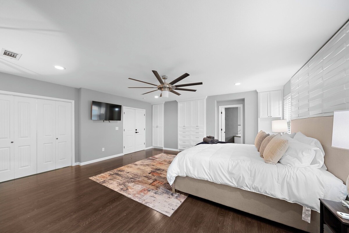 Photo 10 of NEW King Bed Houston Haven w/ Hot Tub!
