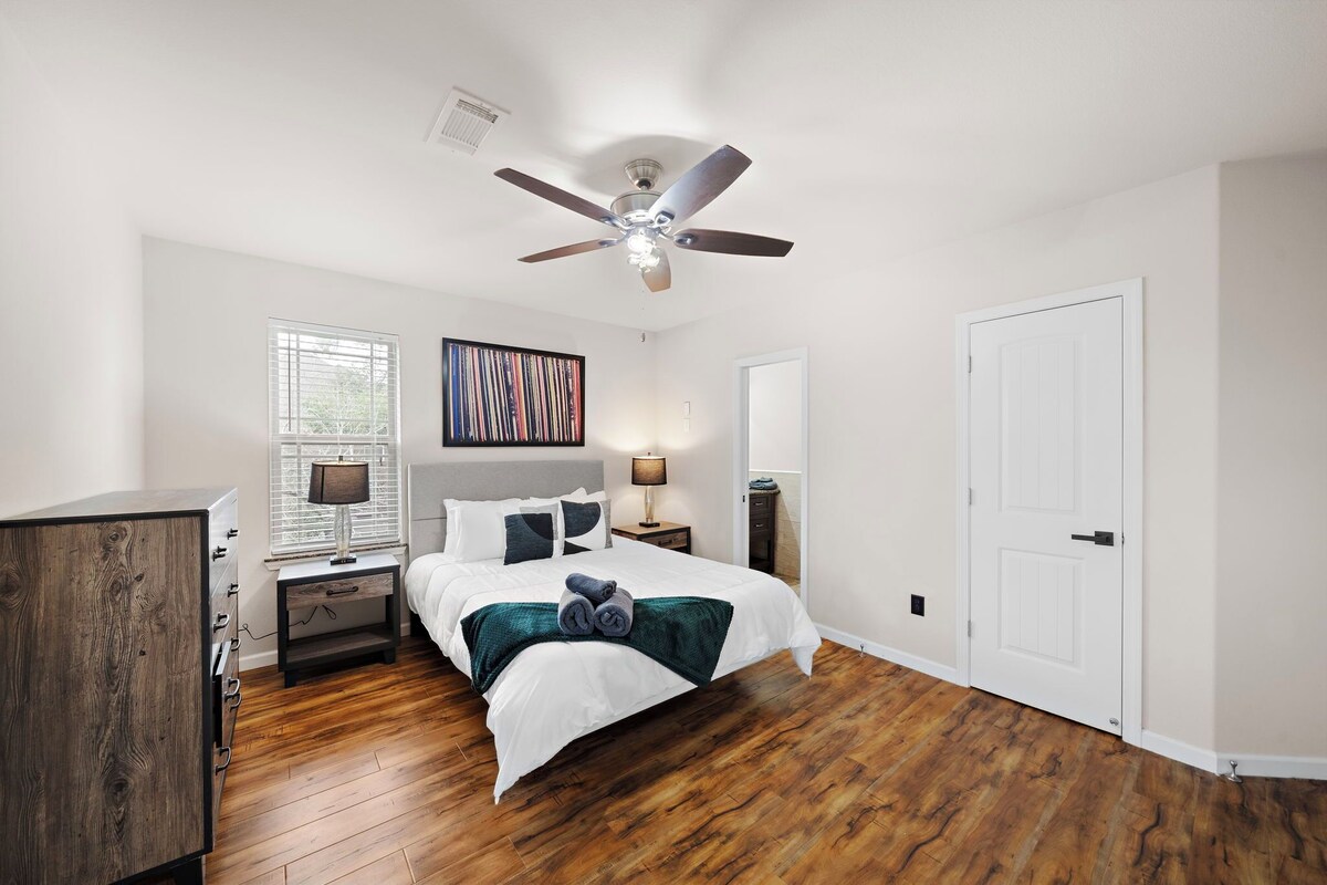 Photo 13 of NEW King Bed Houston Haven w/ Hot Tub!
