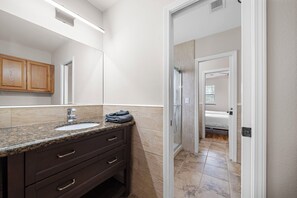 Jetted bath, hair dryer, towels, soap - NEW King Bed Houston Haven w/ Hot Tub! (Houston)