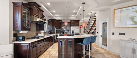 Jääkaappi, mikroaaltouuni, uuni, liesi