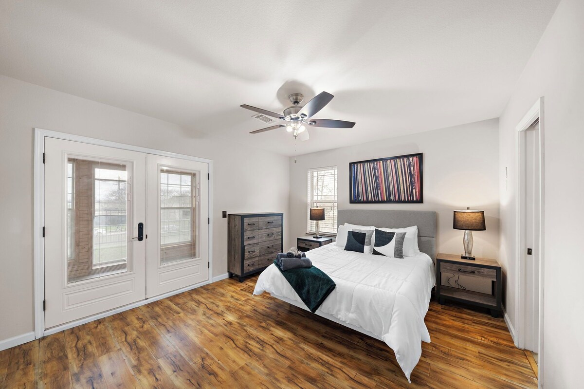 Photo 16 of NEW King Bed Houston Haven w/ Hot Tub!