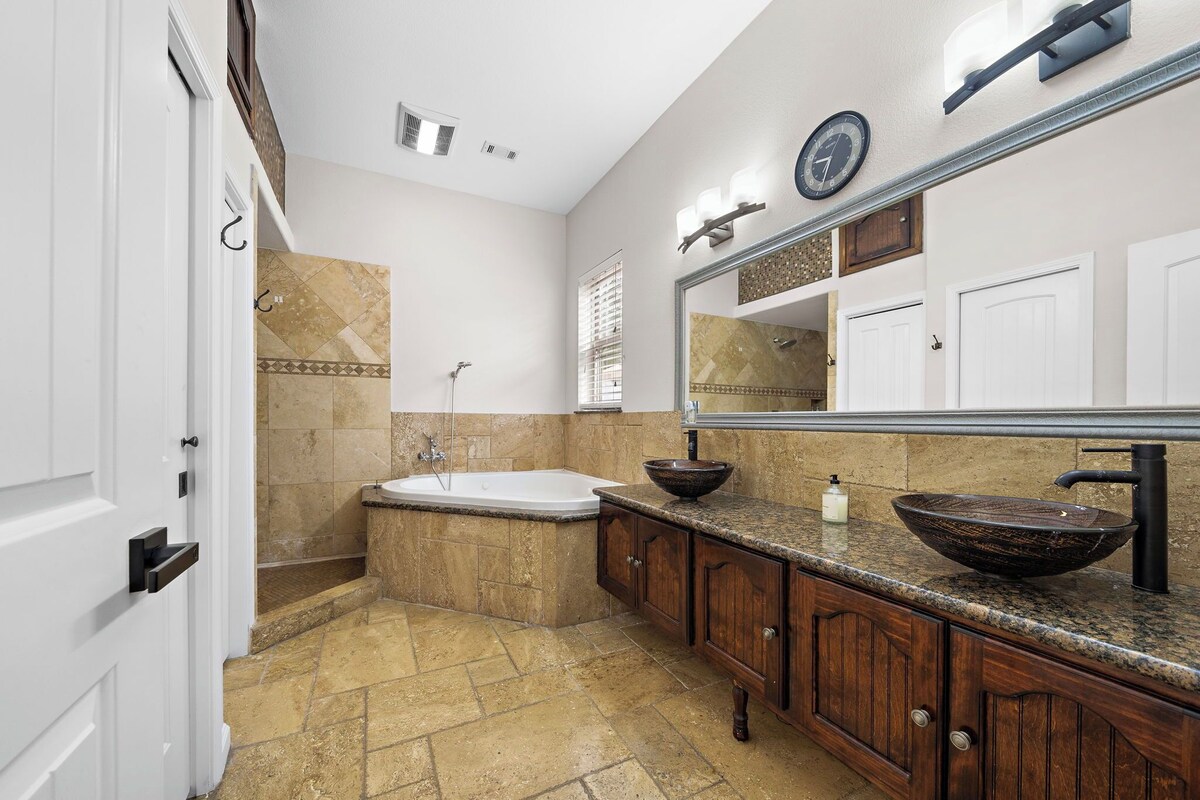 Photo 29 of NEW King Bed Houston Haven w/ Hot Tub!