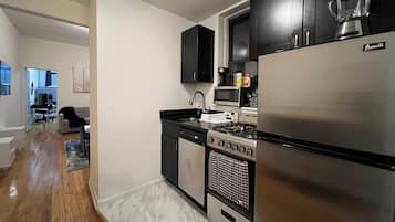 Microondas, horno, placa de cocina y lavavajillas