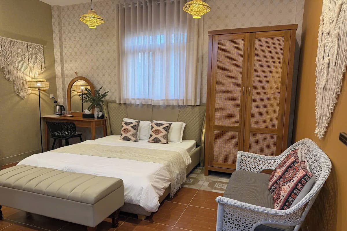 Premium Double Room | Egyptian cotton sheets, premium bedding, desk, blackout drapes