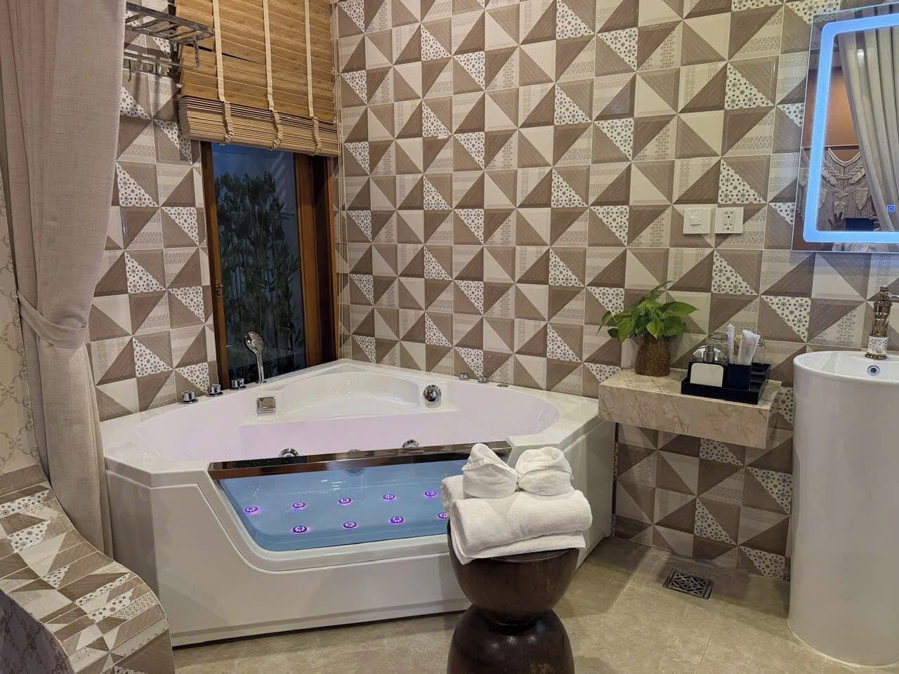 Premium Double Room | Bathroom | Free toiletries, hair dryer, slippers, bidet