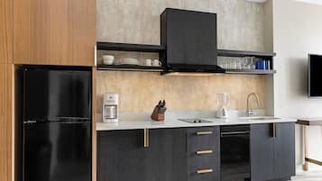 Fridge, microwave, stovetop, dishwasher