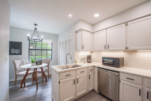 Cozy 2-bedroom condo with WiFi, AC in desirable N Tallahassee 