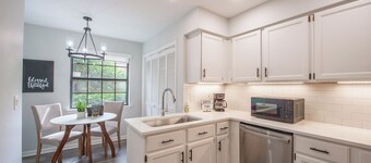 Cozy 2-bedroom condo with WiFi, AC in desirable N Tallahassee