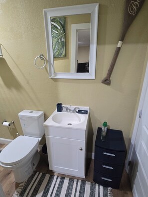 Ducha, secador de pelo, toallas y jabón