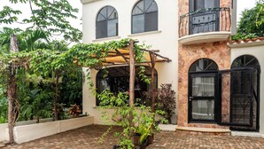A courtyard with a brick floor, potted plants, and a pergola. - Apt with Pool & jungle in Puerto Morelos (Puerto Morelos)