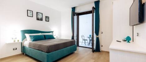 2 chambres, bureau, fer et planche à repasser, lit parapluie