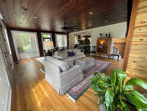 Smart-TV, peis og bøker