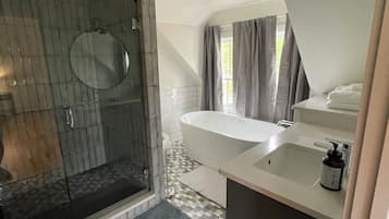 Douche, sèche-cheveux, serviettes fournies, savon