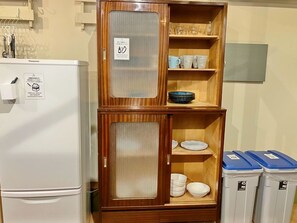 Sebuah peti sejuk di kawasan bersama 