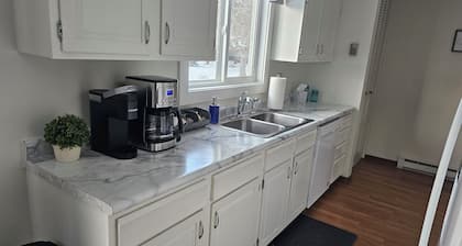 Cozy Retreat near main street. Charming 3-bedroom house in lovely Lisbon.