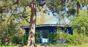 Exterior - Holiday Home 'Blauer Bungalow Am See' with Lake View, Private Terrace and Wi-Fi (Klein Labenz)