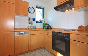 Fridge, oven, stovetop, dishwasher - Holiday Home 'Blauer Bungalow Am See' with Lake View, Private Terrace and Wi-Fi (Klein Labenz)
