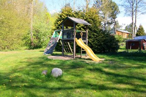 Children’s area - Holiday Home 'Blauer Bungalow Am See' with Lake View, Private Terrace and Wi-Fi (Klein Labenz)