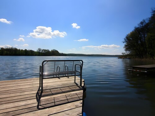 Ferienhaus 'Blauer Bungalow Am See' mit Seeblick, privater Terrasse und Wi-Fi