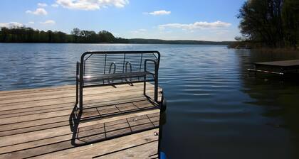 Ferienhaus 'Blauer Bungalow Am See' mit Seeblick, privater Terrasse und Wi-Fi