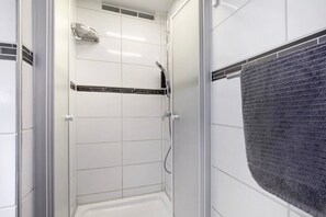Dusche, Haartrockner, Handtücher