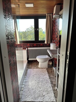 Dusche, Haartrockner, Handtücher, Toilettenpapier