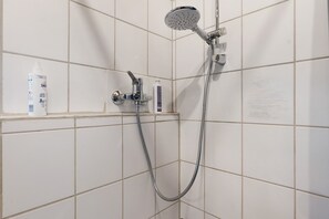 Shower, hair dryer, towels - Apartment 'Schöne Aussicht' with Private Terrace and Wi-Fi (Gemmrigheim)