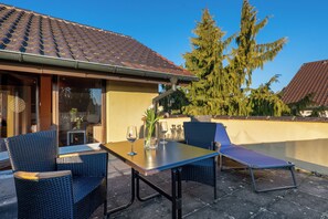Outdoor dining - Apartment 'Schöne Aussicht' with Private Terrace and Wi-Fi (Gemmrigheim)