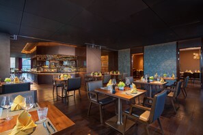 3 restaurants; breakfast, lunch, dinner, and brunch served - Rocase Boutique Hotel Wuxi (Wuxi)