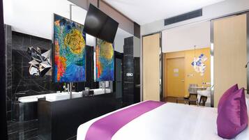 Basic dubbelrum - utsikt mot staden | Värdeförvaringsskåp på rummet och arbetsyta för laptop