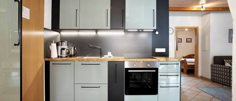 Kjøleskap, ovn, kokeplater og oppvaskmaskin