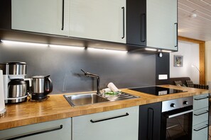Fridge, oven, stovetop, dishwasher
