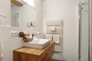 Dusche, Haartrockner, Handtücher