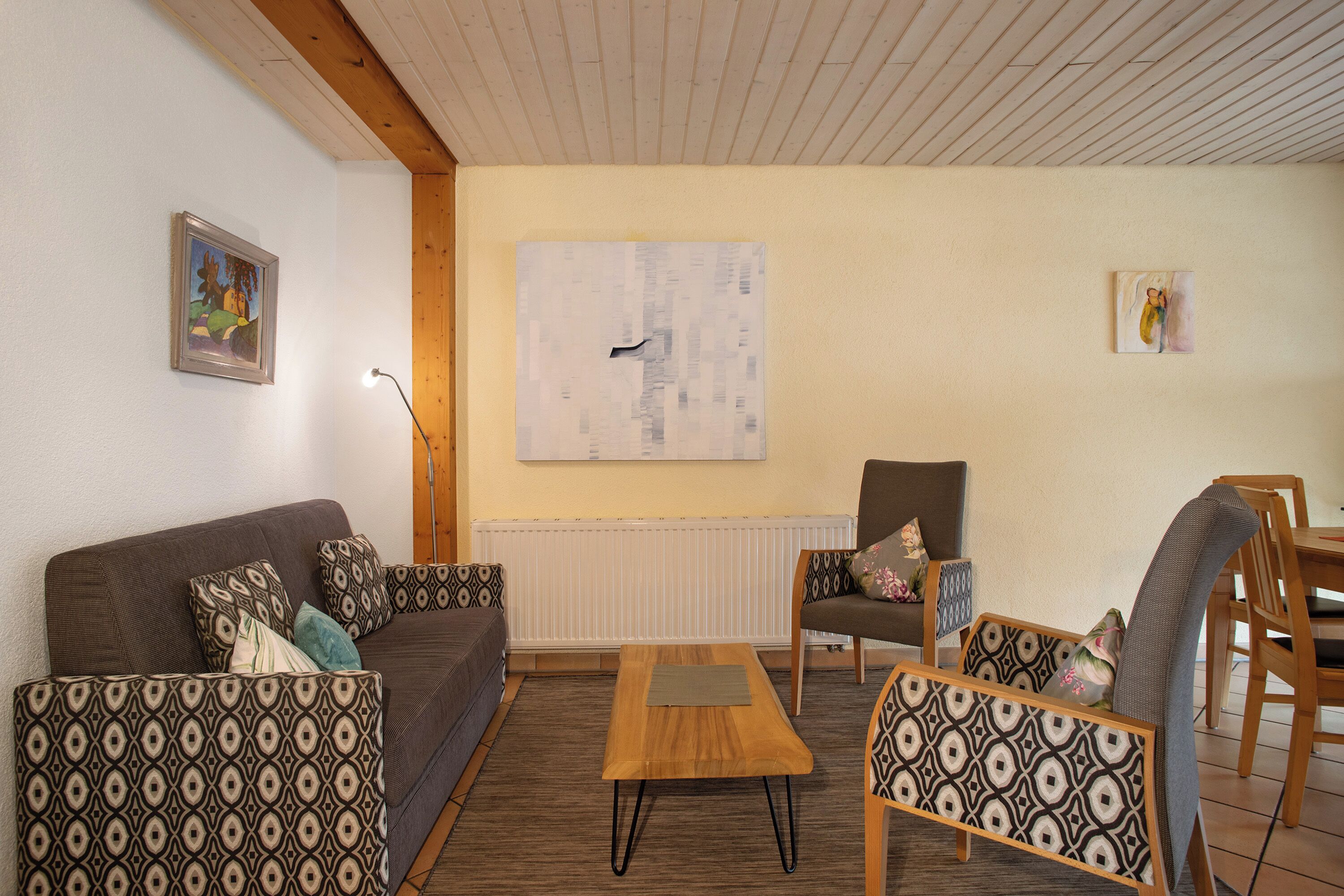 Een televisie en een tafeltennistafel