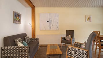 Een televisie en een tafeltennistafel