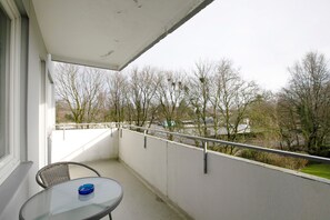 Outdoor dining - Apartment 'Vicky' with Private Terrace, Balcony and Wi-Fi (Flensburg)
