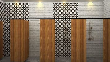 Regadera, amenidades de baño gratuitas, toallas, jabón