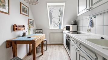 Køleskab, mikrobølgeovn, ovn, kogeplade