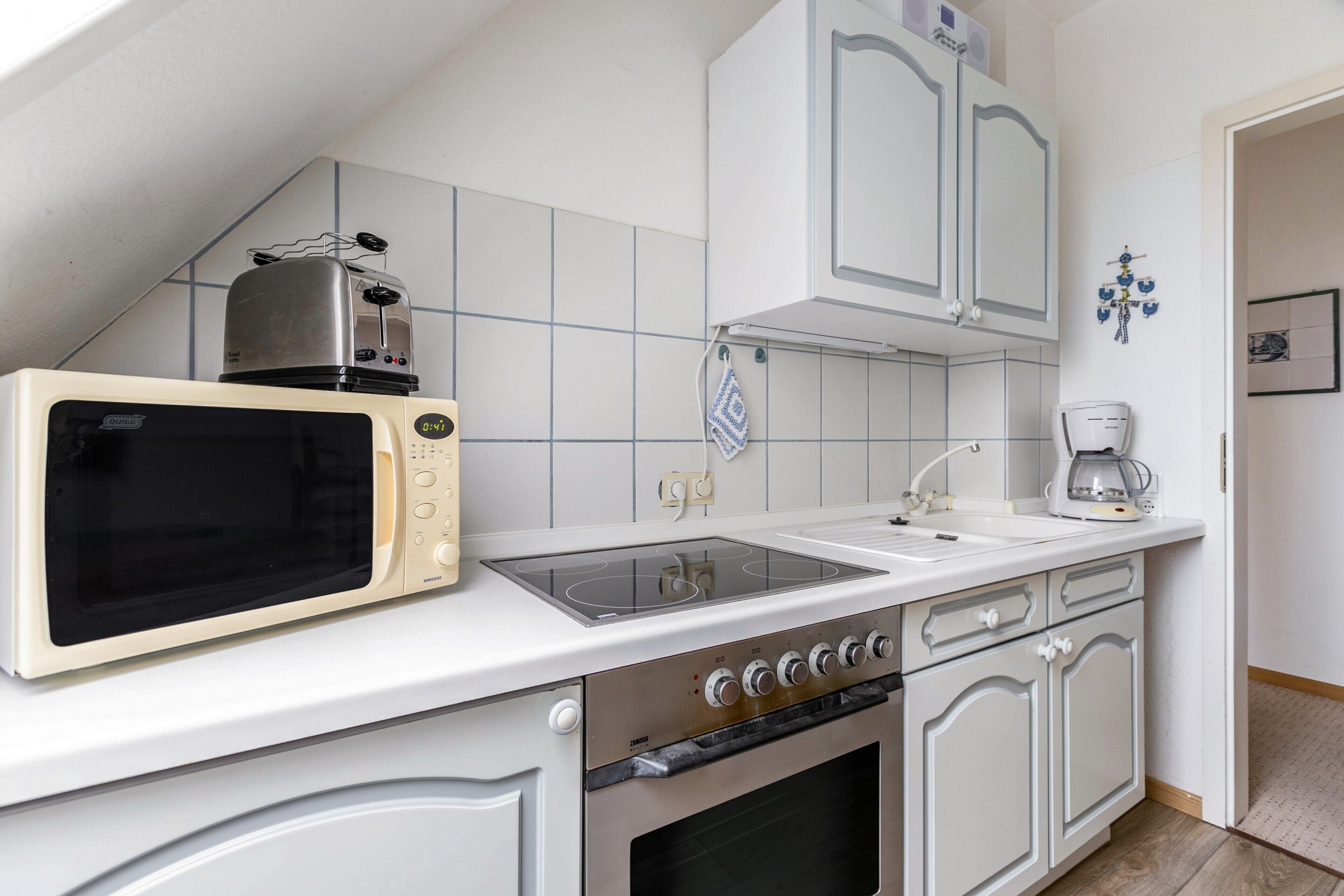 Køleskab, mikrobølgeovn, ovn, kogeplade