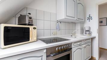 Køleskab, mikrobølgeovn, ovn, kogeplade