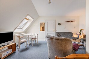 TV - Apartment 'Theodor Storm' with Private Terrace, Shared Garden and Wi-Fi (Rodenäs)