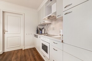 Een koelkast, een microgolfoven, een oven, een kookplaat