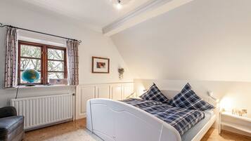 4 bedrooms, iron/ironing board, free WiFi, bed sheets