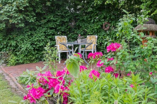 Apartment 'Emil Nolde' with Private Terrace, Shared Garden and Wi-Fi