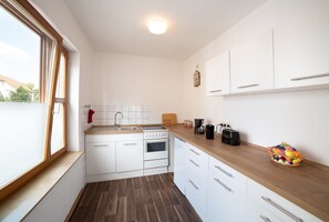 Fridge, oven, stovetop, coffee/tea maker