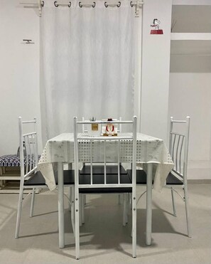 Dining - 6 min. from the Fair and just around the corner from the Zoo! Hummingbird Corner #4 (Tizimin)