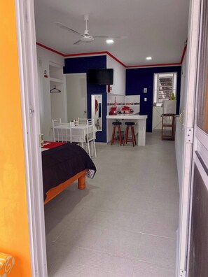 1 bedroom, WiFi, bed sheets - 6 min. from the Fair and just around the corner from the Zoo! Hummingbird Corner #4 (Tizimin)